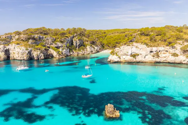 Balear Adaları 'ndaki Menorca Adası. Sahillerden oluşan bir sahil manzarası ve güzel turkuaz su..