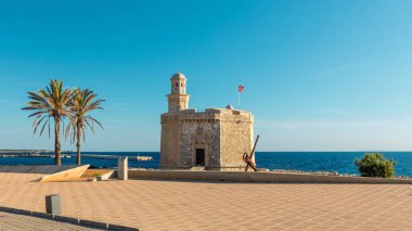 Ciutadella, Menorca 'daki Sant Nicolau Kalesi, deniz kenarında duran tarihi mimari, Öğleden Sonra güneşi, İspanya, Balearic Adaları