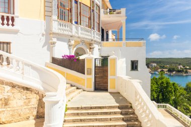 Eski Mahon, Menorca, İspanya, Balearic Adaları 'nın tarihi mimarisi ve atmosferik caddeleri