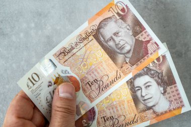 Kral III. Charles 'ın portresini içeren yeni bir 10' luk banknot, ilk olarak İngiltere 'deki Bank of England tarafından Haziran 2024' te yayınlandı. Eski bir banknotla el ele tutuştu.