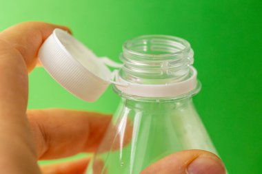 Maden suyu için yeni kapaklı plastik şişe. Kavram. AB 'nin Çevre Koruma Direktifi