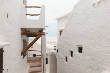 Binibeca köyünün beyazlatılmış evleri. İspanya 'nın Balear Adalarındaki Menorca Adası. Küçük kasabaların büyüleyici mimarisi