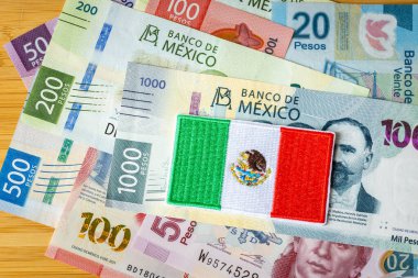 Meksika sembolü bir tomar Meksika pesosunun üzerinde, finansal konsept.