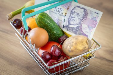 Daha büyük Çek Cumhuriyeti 'nde gıda fiyatları, ekonomik konsept, yükselen enflasyon ve Çeklerin yaşam maliyetleri. İçinde yiyecek ve bir paket Çek korunası olan market sepeti.