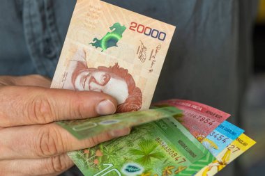 Kosta Rika parası, Kol banknotları, nakit para, iş finans konsepti, nakit girişi, Kosta Rika halkının kazancı ve ev bütçesi