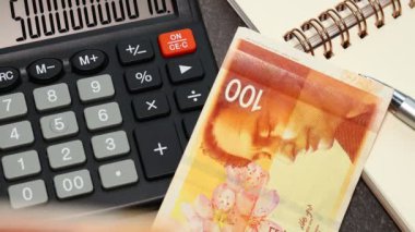 İsrail şekelleri, harcamalar dahil. finansal konsept. İsrail 'in parasını hesaplayan ve sayan