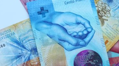 Kendi ekseni etrafında dönen İsviçre frangı. İsviçre 'deki mali kargaşa konseptine daha fazla banknot atıldı.