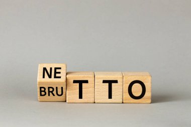 Netto ve gaddar. Ağ ve iğrenç sembol. Tahta bloklardaki kelimeler ağı iğrençleştiriyor. Finansal konsept, güzel gri arkaplan, kopyalama alanı