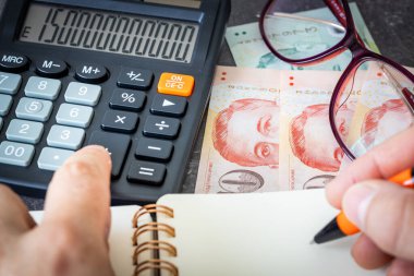 Singapur dolarlarındaki finansal anlaşmalar, finansal analizler, vergi hesapları, risk maliyetleri, iş projeleri. Singapur parası, kapat..