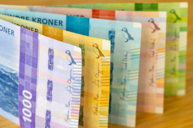 Norveç kroneri. Para, banknot değerine göre ayarlandı. Finansal ekonomik konsept. Tamam sembolü. Norveç para birimi değeri, kapat