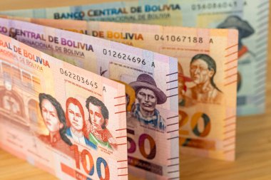 Bolivya parası. Değerlere göre düzenlenmiş banknotlar. Finansal ekonomik konsept. Bolivya para birimi bolivianosunun sembolü.
