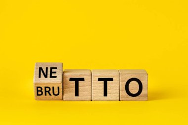 Netto ve gaddar. Ağ ve iğrenç sembol. Tahta bloklardaki kelimeler ağı iğrençleştiriyor. Finansal konsept, güzel sarı arkaplan, kopyalama alanı