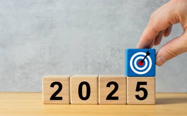 Sembol Yılı 2025. Yeni yıl için hedefler ve planlar. İş konsepti. 2025 tarihli ahşap bloklar ve hedef, güzel mermer zemin, kopyalama alanı