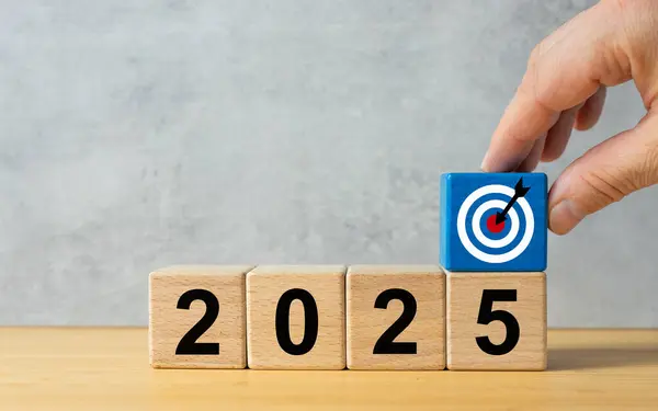 Sembol Yılı 2025. Yeni yıl için hedefler ve planlar. İş konsepti. 2025 tarihli ahşap bloklar ve hedef, güzel mermer zemin, kopyalama alanı