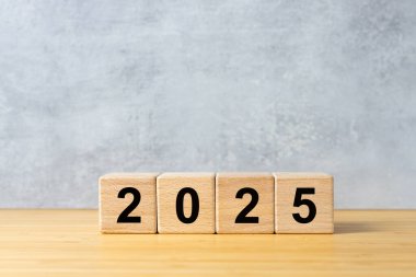 Yıl 2025, ahşap bloklarda tarih. Konsept ve iş planı 2025. Güzel mermer kaplama gri arka plan. Boşluğu kopyala