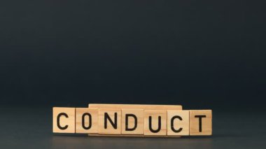 İş ve ahlak kuralları konsepti, iş adamının eli ahşap bloklar yerleştirir. Davranış sembolü. Güzel lacivert arka plan. Boşluğu kopyala