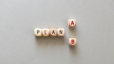 A ve B planı. Kavramsal kelimeler. İş başvurusu, karar verme, farklı çözümler, kopya alanı, güzel gri arka plan, düz alan
