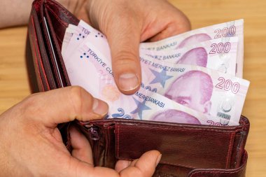 El, cüzdan, hindi lirası, konsept, yükselen fiyatlar, Türk para biriminin değeri.
