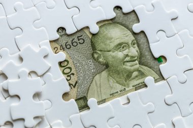 Yapboz parçalarının, iş konseptinin, küresel piyasa analizinin, Hint para birimi oranının altına gizlenmiş 500 Hint rupisi.