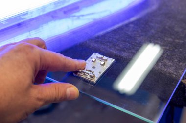 Menteşeleri camlara UV yapıştırıcısıyla yapıştırmak