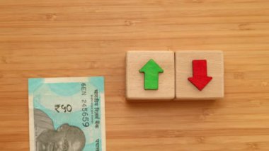 Hindistan, Finansal Piyasa, Ekonomik Analiz, faiz oranları, hisse senetleri, tahviller, sıralama, ev bütçesi, mortgage, kredi oranları, yukarı ya da aşağı, ok sembolü, Hint Rupi paralarını saymak, kapat