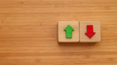 Macaristan, Finansal Piyasa, Ekonomik Analiz, faiz oranları, hisse senetleri, tahviller, sıralama, ev bütçesi, mortgage, kredi oranları, yukarı ya da aşağı, ok sembolü, Macar forint parasını sayma