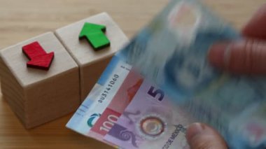 Meksika, Finansal Piyasa, Ekonomik Analiz, faiz oranları, hisse senetleri, tahviller, sıralama, ev bütçesi, mortgage, kredi oranları, yukarı ya da aşağı, ok işareti, Meksika parası sayma, kapat