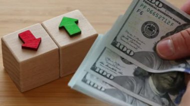 ABD Doları, Finansal Piyasa, Ekonomik Analiz, faiz oranları, hisse senetleri, tahviller, sıralama, ev bütçesi, mortgage, kredi oranları, yukarı ya da aşağı, ok sembolü, Amerikan Parasını sayma, kapat