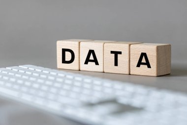 Veri kavramı. Bilgisayar klavyesinde tahta küplere yazılmış DATA kelimesi. Veri depolama kavramı