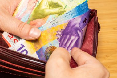 İsviçre parası. Kahverengi cüzdan, İsviçre frangı banknotları, finans sektörü konsepti.