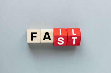 Başarısız ve hızlı konsept. Tahta bloklardaki harfler, kelimenin hızlı değişmesini sağlıyor, konsept, güzel gri arka plan. düz alan, kopyala boşluk