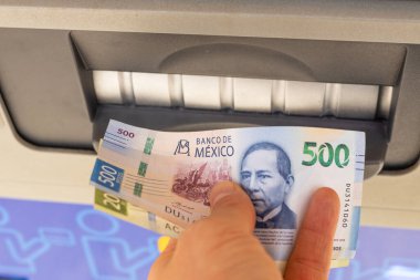 Meksika pesoları, ATM 'den çekilen banknotlar, finansal konsept