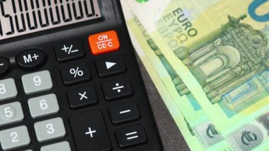 Hesap makinesi ve euro sayımı. Finansal konsept. Ortak Avrupa para birimi, Avro Bölgesi finans