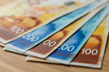 İsrail parası. Masada duran 100 ve 200 şekel banknotlar.