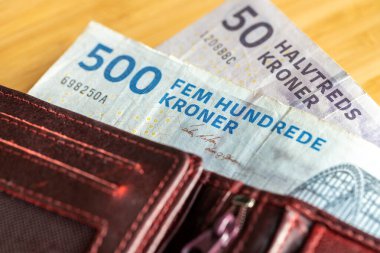Cüzdanına yapışmış Danimarka kroneri, 50 ve 500 banknot, Danimarka parası, finansal konsept