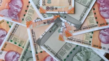 Hint parası, 200 ve 500 Hint rupisi banknotları, finansal başarı kavramı, piyango ya da büyük kazanç. Hindistan parası