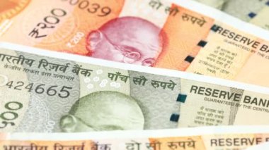 Hint parası, 200 ve 500 Hint rupisi banknotları, finansal başarı kavramı, piyango ya da büyük kazanç. Hindistan parası