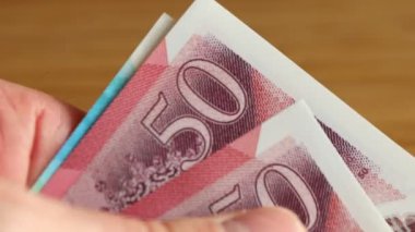 İngiliz parası. İngiliz sterlinleri yavaş yavaş parmaklarıyla sayıldı. GBP Para Birimi, Finansal konsept, yakın çekim