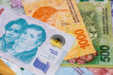 Arjantin Pezosu. 10.000 peso diğer Arjantin paralarının arka planına karşı. Finansal iş kavramı