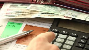 Polonya 'da gelir vergisi anlaşması. Finansal konsept. Vergi formu Pit37, Pit36, cüzdan Polonya parası ve hesap makinesinde vergi hesapları. Kapat.