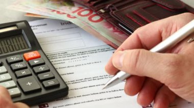 Yeni Zelanda Vergi İadesi. Finansal konsept. Ir3 Vergi Formu, Yeni Zelanda Doları ve Hesap Makinesinde Vergi Hesaplaması. Kapat.