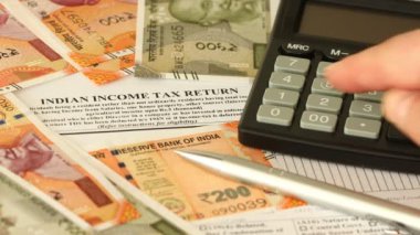 Hint Gelir Vergisi İadesi. Finansal konsept. Vergi formu. Hesap makinesinde Hint Rupisi ve Vergi Hesaplaması. Kapat.