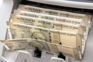 Hint rupileri para sayma makinesinde sayıldı. Finans sektörü konsepti. Hindistan parası, kapat.