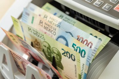 Meksika pesoları para sayma makinesinde sayıldı. Finans sektörü konsepti. Meksika parası, kapat.