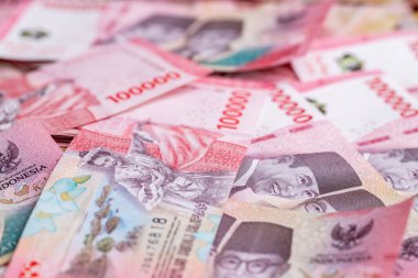 Endonezya parası, 100.000 Endonezya parası. Yeni kağıt banknotlar, iş konsepti. Finansal geçmiş. Kapat.