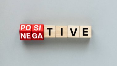 Pozitif ve olumsuz bir kavram. Tahta bloklardaki harfler negatif ve güzel gri arkaplanı değiştiriyor. düz alan, kopyala boşluk