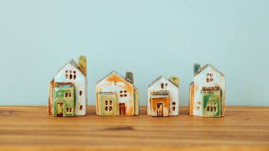Yan yana duran seramik minyatür evler. Konut konsepti, konut kredisi, daire kiralama, emlak. Boşluğu kopyala