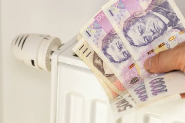 Soğuk radyatör ve Çek parası, konsept, enerji zamları, Çekler ev finansmanı, elektrik ve doğalgaz maliyetleri