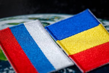 Romanya ve Rusya bayrakları. Ülkeler arasında karşılıklı ilişkiler. 