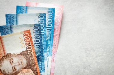 Gri tezgahta Şili pezosu parası. Finansal geçmiş. Uzayı kopyala, kapat. düz yat